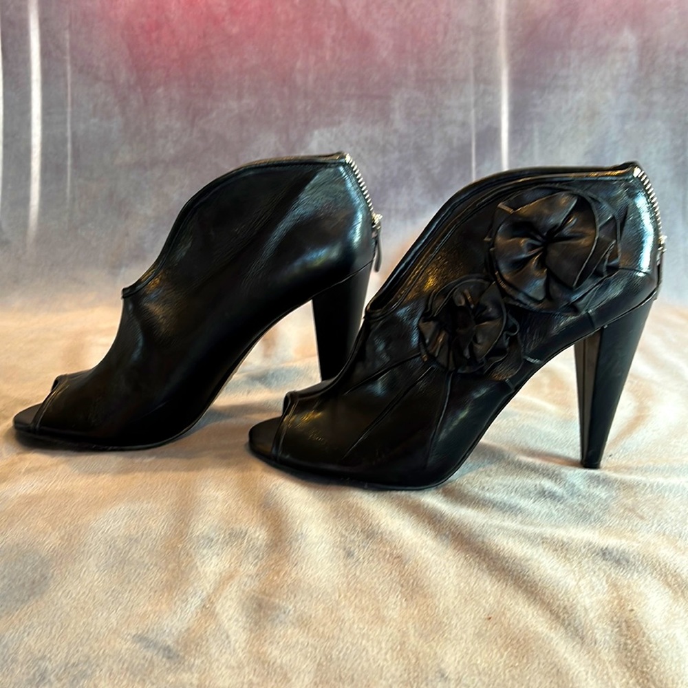Black leather Vince Camuto size 7B booties